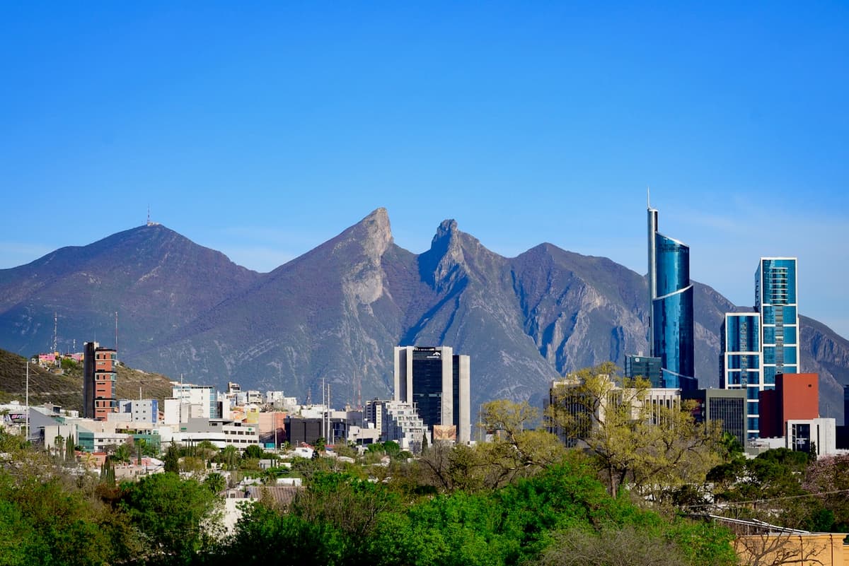 Ciudad de Monterrey con cerro de la silla y montañas